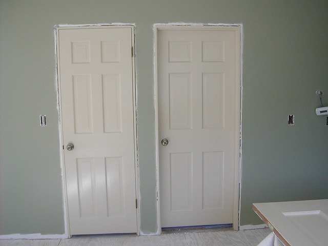 Különböző színű CPL ajtó